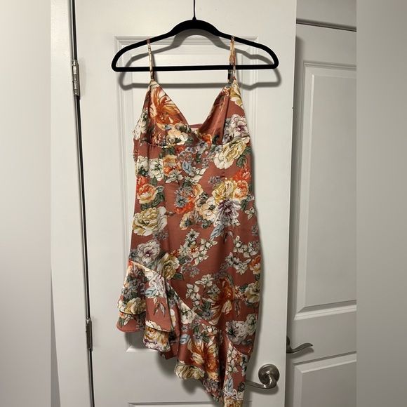 superdown Asymmetrical Ruffle Dress in Nude Floral size M - Picture 4 of 6
